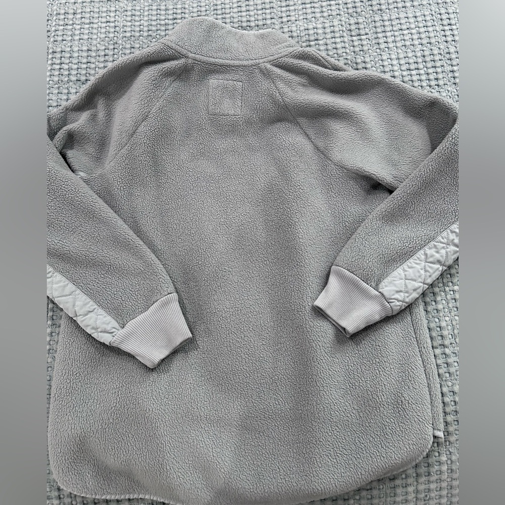 Abercrombie & Fitch Light Gray and White Quilted Fleece Pullover - Picture 2 of 10